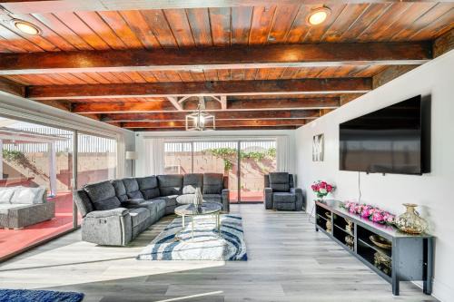 Furnished Patio! South Central Home 14 Mi to DTLA