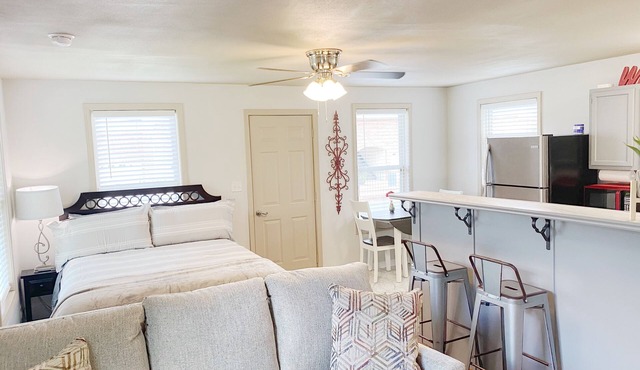 Furnished Red Studio central location near restaurants, Lake & shopping