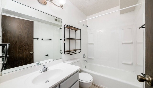 Furnished Resort Style Apartment w/WIFI & Parking