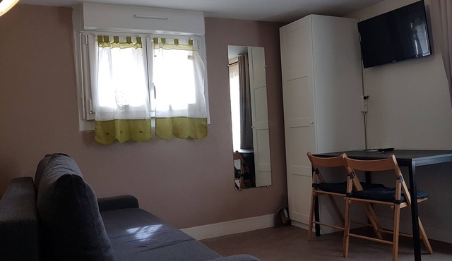 furnished studio in comfortable single-family house with mature garden