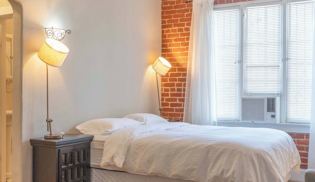 Furnished Studio in Silver Lake w/Parking
