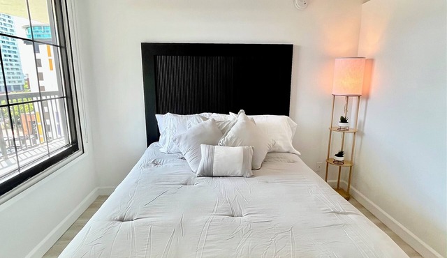 Furnished Studio – Indoor Pool 2 Blocks from UMMC