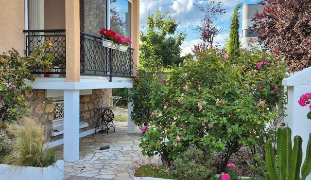 Furnished tourist room. TV, WIFI, bathroom/WC and private access