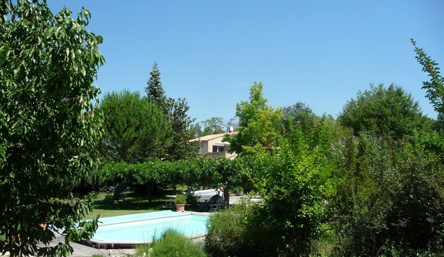 Furnished T2 (3 stars) with terrace and pool in the Luberon Côté Sud.