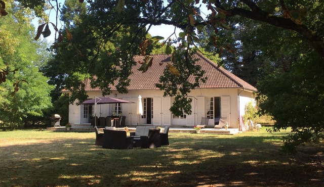 Furnished tourist accommodation classified 4 stars on 2 hectares planted with trees not overlooked.