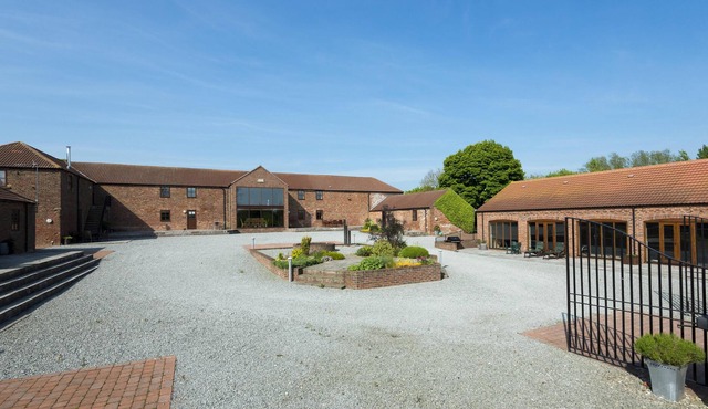 FURROWS COTTAGE, family friendly, with pool in Great Driffield