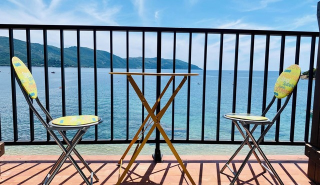 *Furtunatu* air-conditioned, sea view, beach access.