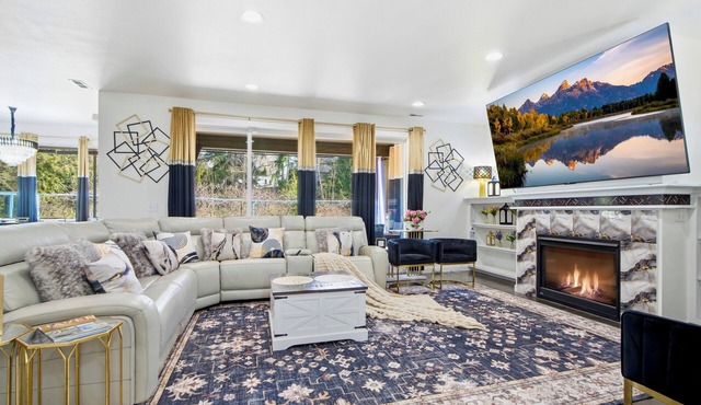 FW8: THEME VILLA near water park, fenced yard, 98” TV in living room