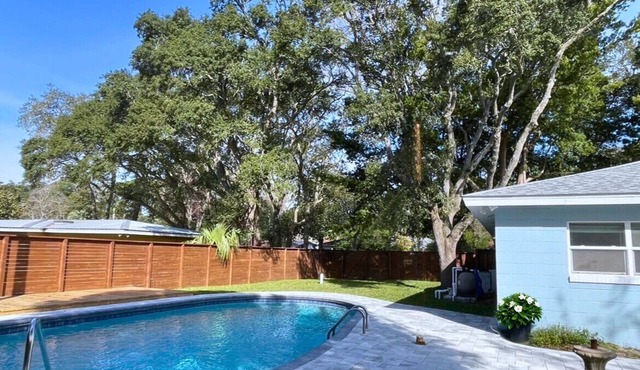 FWB Pool House Private Oasis Near Beaches,4 rooms,3 queen beds,sleeps 8, no pet