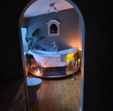 Fyne Byre Cottage - Barn Conversion with Hot Tub