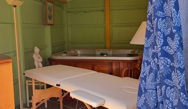 Gîte* 13 beds, sleeps 20, Jacuzzi, Swimming pool, Billiards, Games tent, Park *.