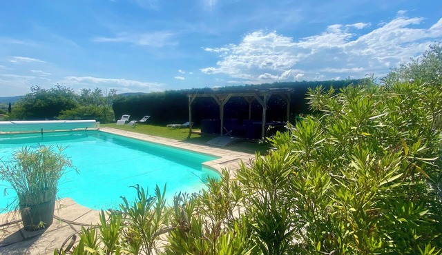 Gîte 4/5p, 2 bedrooms, private garden, shared pool