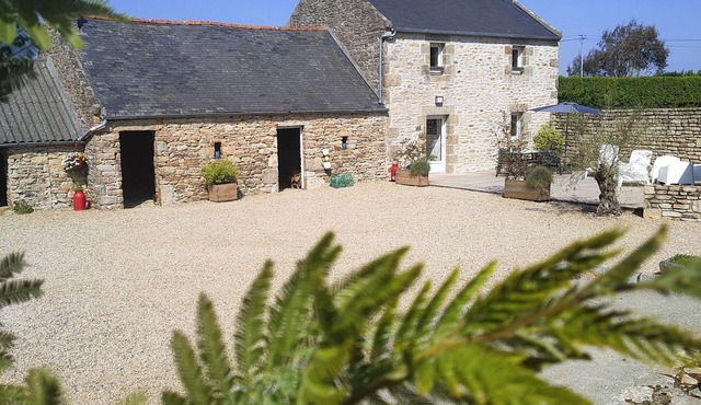 Gîte 800 m. seaside, GR34, SPA, enclosed garden, dogs welcome.