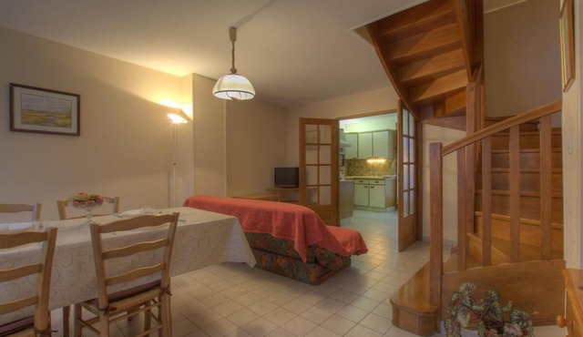 Gîte Agréable, Situé au Pied des Monts du Bugey. De Nombreuses Possibilités de Promenades et de Visi