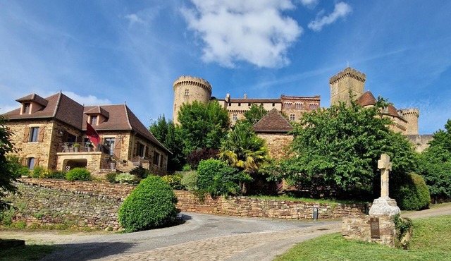 Gîte "AU PIED DU CHATEAU" in Castelnau, near Padirac, Rocamadour, Autoire.