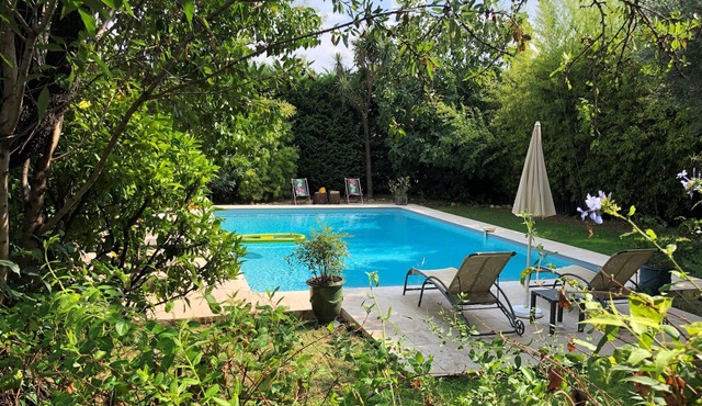 Gîte "cabane" on a property (swimming pool, pétanque) a stone's throw from Pézenas.