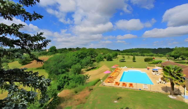 Gîte Charly: Private Terrace, Shared Garden, Pool & Wi-Fi in Salignac Eyvigues