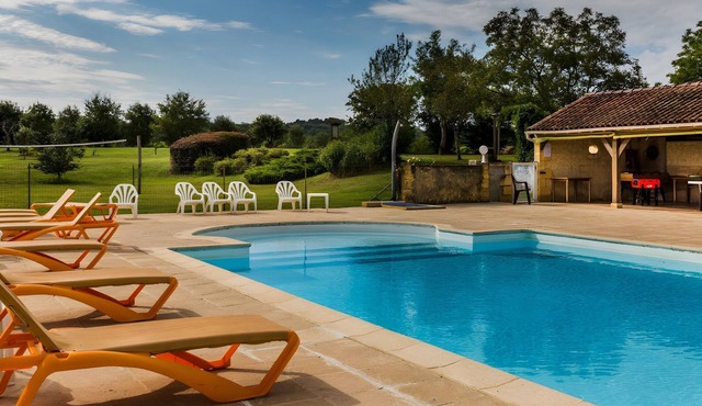 Gîte Charly: Private Terrace, Shared Garden, Pool & Wi-Fi in Salignac Eyvigues