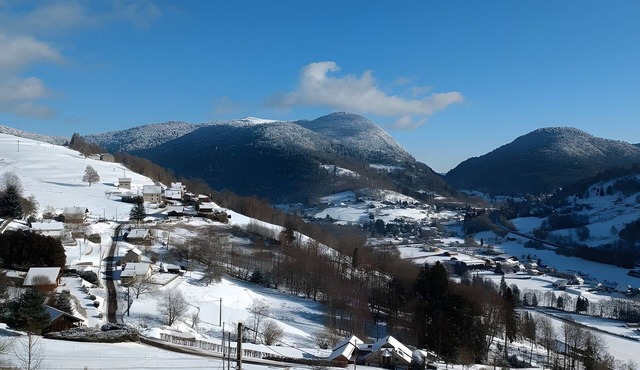 Gîte “Chez Jf et Isa”: Mountain View, Private Terrace & Wi-Fi