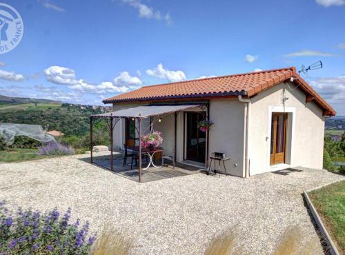 Gîte confortable à Genilac avec terrasse et jardin, idéal pour 2 personnes - FR-1-496-114