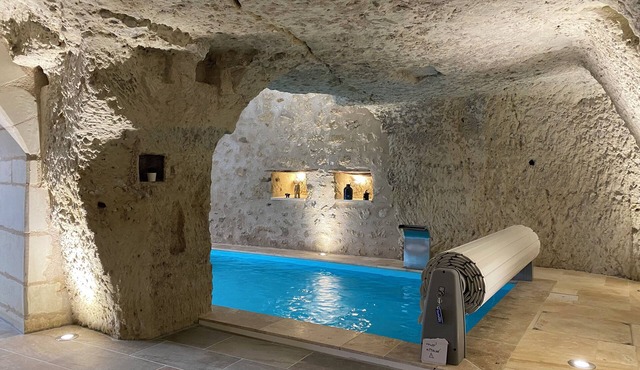 Gîte des Caves, 16th century, near Beauval and Chenonceaux, troglodyte pool