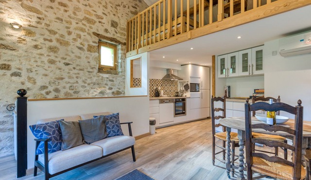 Gîte de la riviere, beautiful village house (with artist studio)