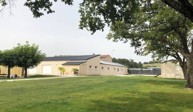 Gîte de Groupe 35 Couchages de 950 m² Chauffés Avec Piscine et spa Intérieur