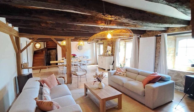 Gîte de la chaumière de Floranges, 6 pers. Pets welcome, forest walks.