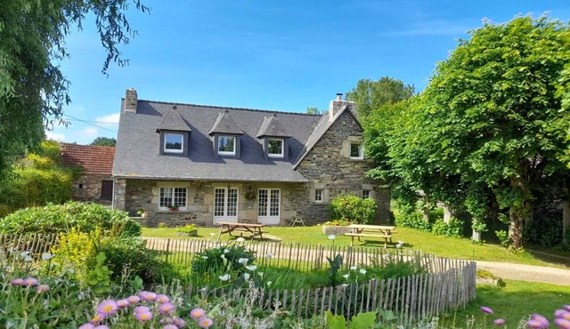 Gîte de la Fontaine Blanche sleeps 14