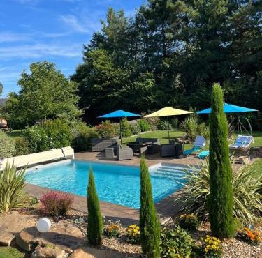 Gîte Ecrin de Verdure Jacuzzi et piscine
