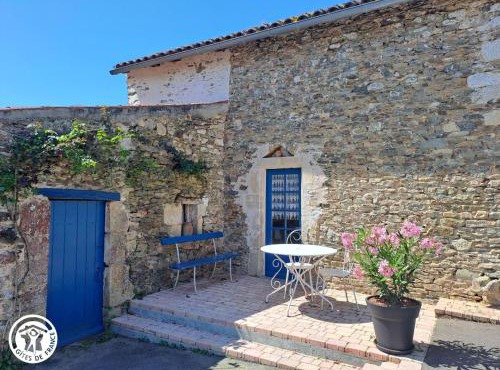 Gîte en cité médiévale de Vouvant avec parking privatif, 4 chambres - FR-1-426-590