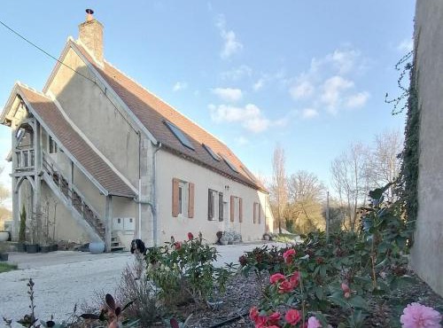 Gîte en forêt avec jardin, terrasse et parking près de la Loire - FR-1-590-530