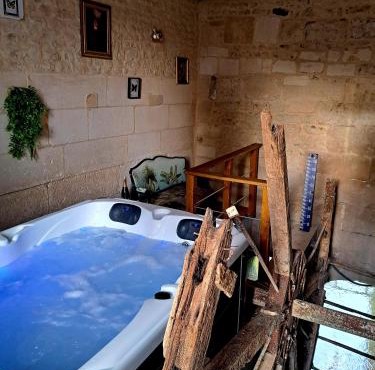 Gîte insolite dans un moulin à eau avec spa privatif
