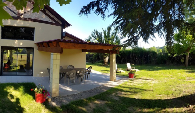 Gîte Jardin De Pomarède with Private Terrace, Wi-Fi and Air Conditioning