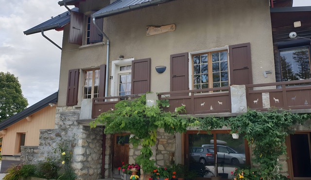 Gîte 'Jeantiane Les Alpes Fleuries': Mountain View, Private Terrace, Wi-Fi