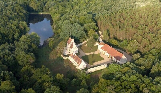 Gîte "L'Anglin" in 160 ha estate with heated swimming pool, Spa-Sauna