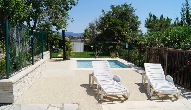 Gîte La Magnanerie 4 pers. au Domaine de L'Amourie wifi swimming pool.