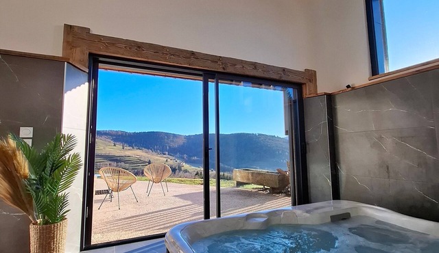 Gîte La Colline: Mountain View, Private Terrace & Jacuzzi