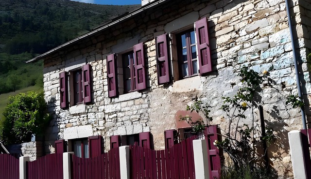 Gîte “La Bélugue” in Ste-Enimie: Mountain View, Wi-Fi, Air Conditioning