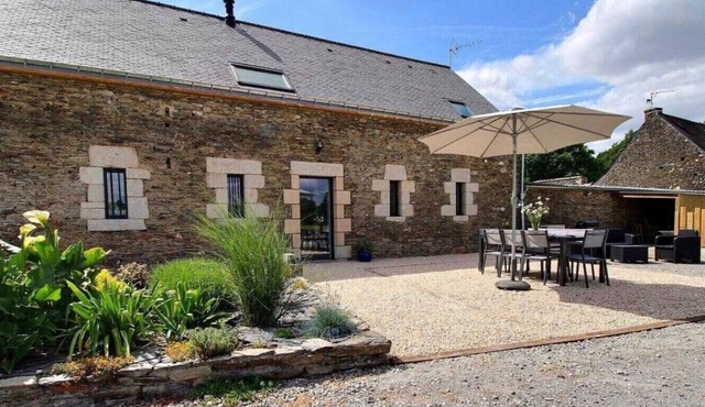 Gîte La Grange de Bréhaut: terrace, garden and Wi-Fi