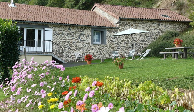 Gîte La Grange - Pool and nature.