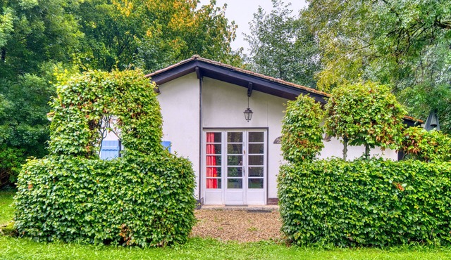 Gîte Le Fil de l'Eau - Domaine l'Étang des Mirandes with Shared Pool