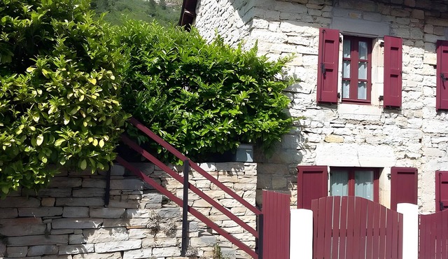 Gîte "Le Vignou" in Ste-Enimie: Mountain View, Private Terrace & Wi-Fi