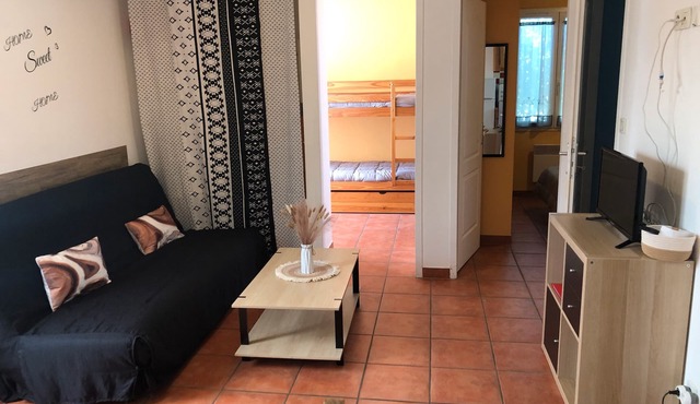 Gîte 'Le Cyprès' at Heike and Didier's, shared pool, Wi-Fi and air conditioning