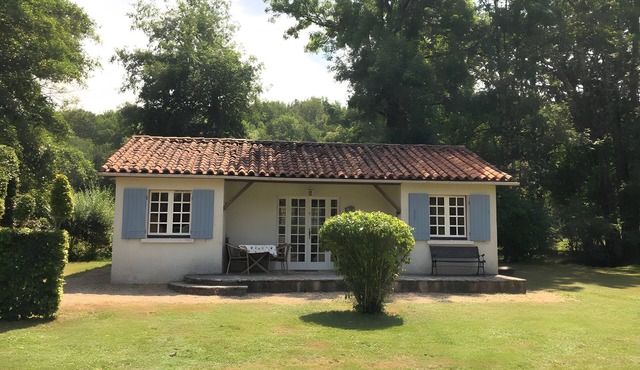 Gîte Le Lavoir - Domaine l'Étang des Mirandes with Shared Pool