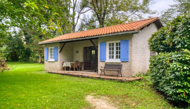 Gîte Le Pêcheur - Domaine l'Étang des Mirandes with Shared Pool