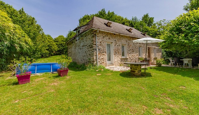 Gîte Loucastan in a green setting