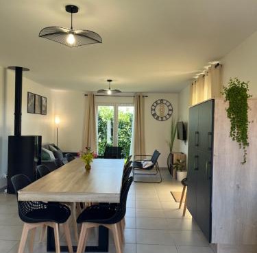 Gîte neuf,12mn du Futuroscope, 9 personnes -Le Tournesol