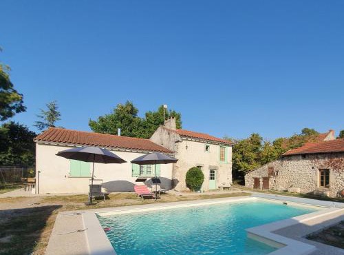 Gîte rénové à Charroux avec piscine et terrasse privative - FR-1-489-394