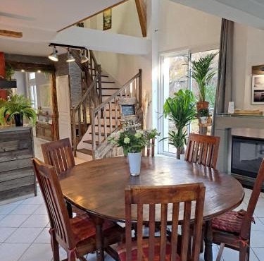 GÎTE REDROOSTER HOME - 160m2, 4 ch, 2 sdb, fibre, parking, sauna, bain à remous